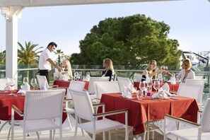 5 restaurants, breakfast, lunch served; local and international cuisine