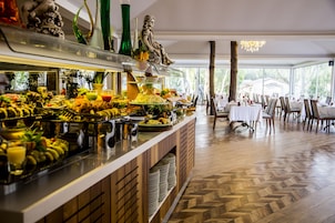 5 restaurantes, se sirve desayuno, cocina local e internacional