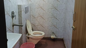 Un bagno con WC, lavandino e doccia.