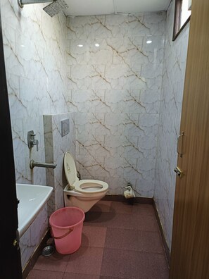 Suite | Bathroom | Shower, towels - Hotel Amba Deluxe (New Delhi)