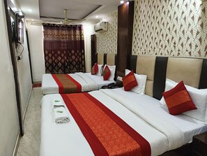 Suite | Desk, rollaway beds, free WiFi, bed sheets - Hotel Amba Deluxe (New Delhi)