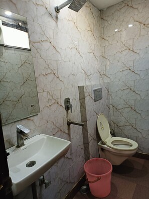 Shower, towels - Hotel Amba Deluxe (New Delhi)