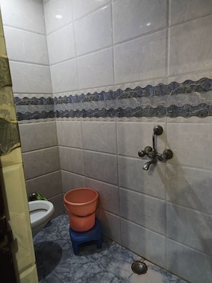 Een douche, handdoeken