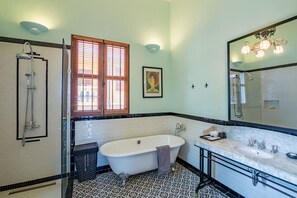 Mekong Signature Suite 2 Rooms | Bathroom | Separate tub and shower, deep soaking tub, free toiletries, hair dryer - Le Relais de Chhlong (Chhlong)