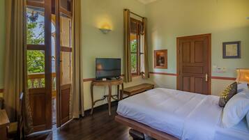 Deluxe suite, 2 slaapkamers, balkon, uitzicht op rivier | Luxe beddengoed, pillowtop-bedden, een kluis op de kamer, een bureau