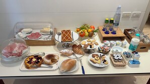 Petit déjeuner préparé sur commande servi en supplément