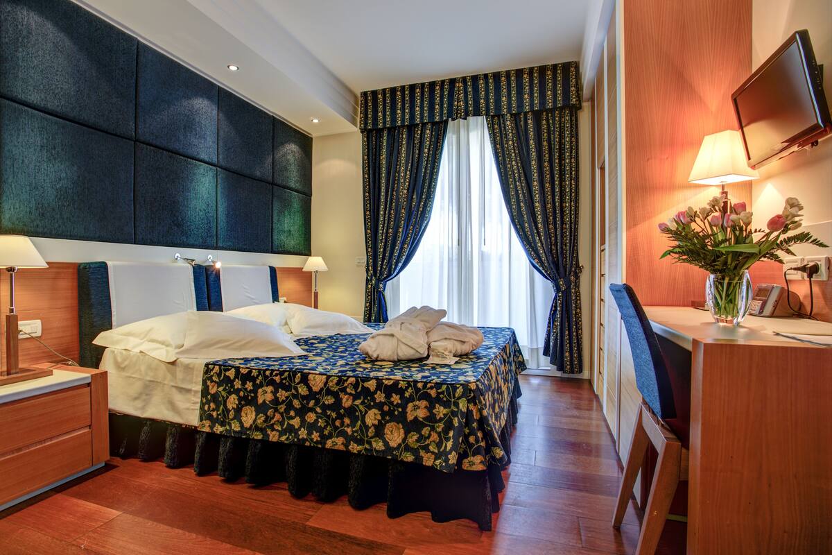 Suíte premium, 1 quarto | Cofres nos quartos, escrivaninha, quartos à prova de som