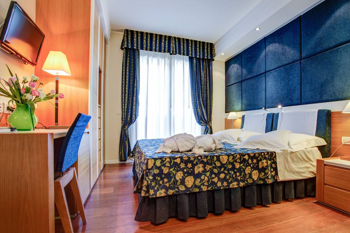 Suíte luxo, 1 quarto | Cofres nos quartos, escrivaninha, quartos à prova de som
