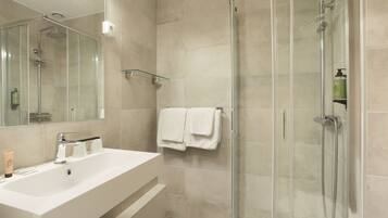 Comfort Double Room | Bathroom | Shower, free toiletries, towels