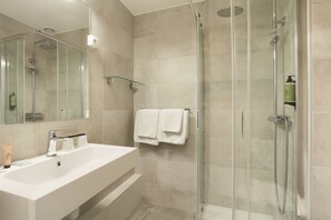 Comfort Double Room | Bathroom | Shower, free toiletries, towels - L'Alcôve Hôtel (Nice)