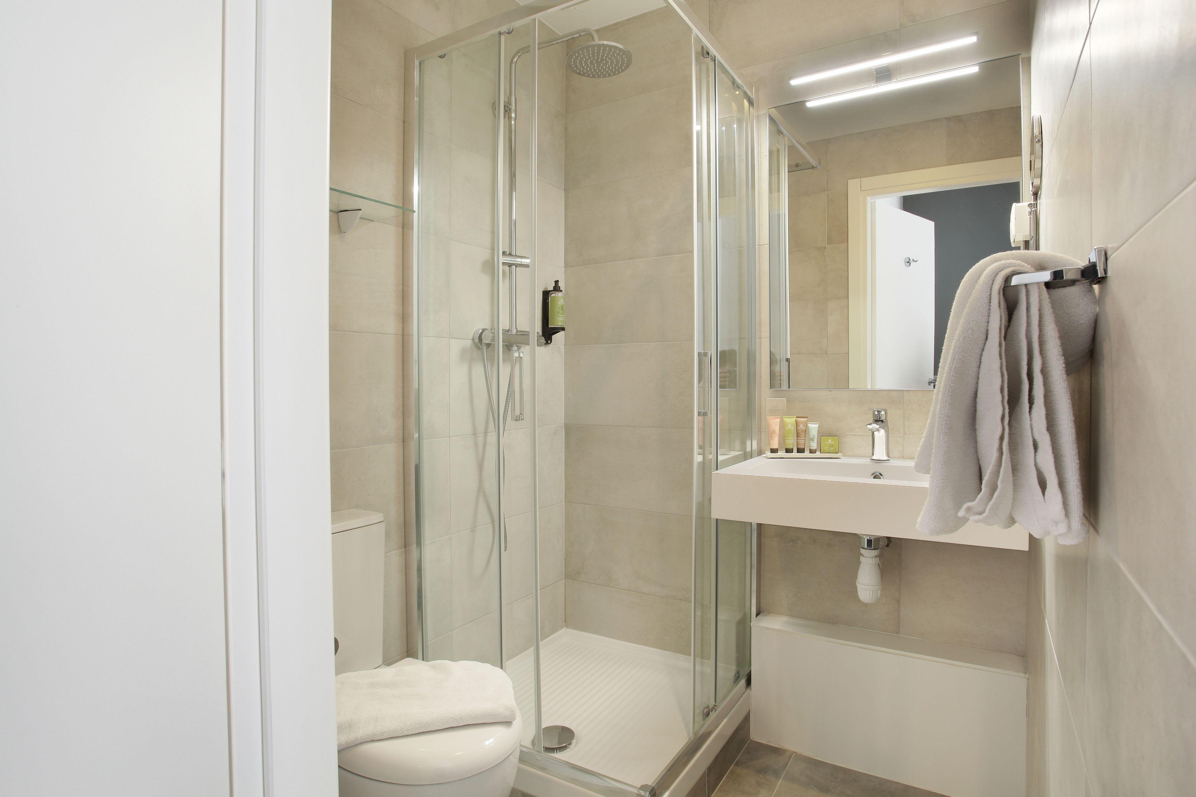 shower, free toiletries, towels