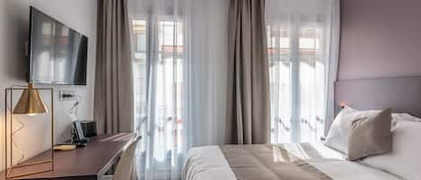 Doppia Comfort | Una cassaforte in camera, una scrivania, tende oscuranti