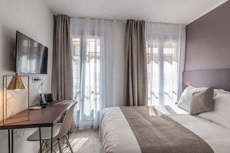 舒适双人房 | 客房内保险箱、办公桌、遮光窗帘、隔音