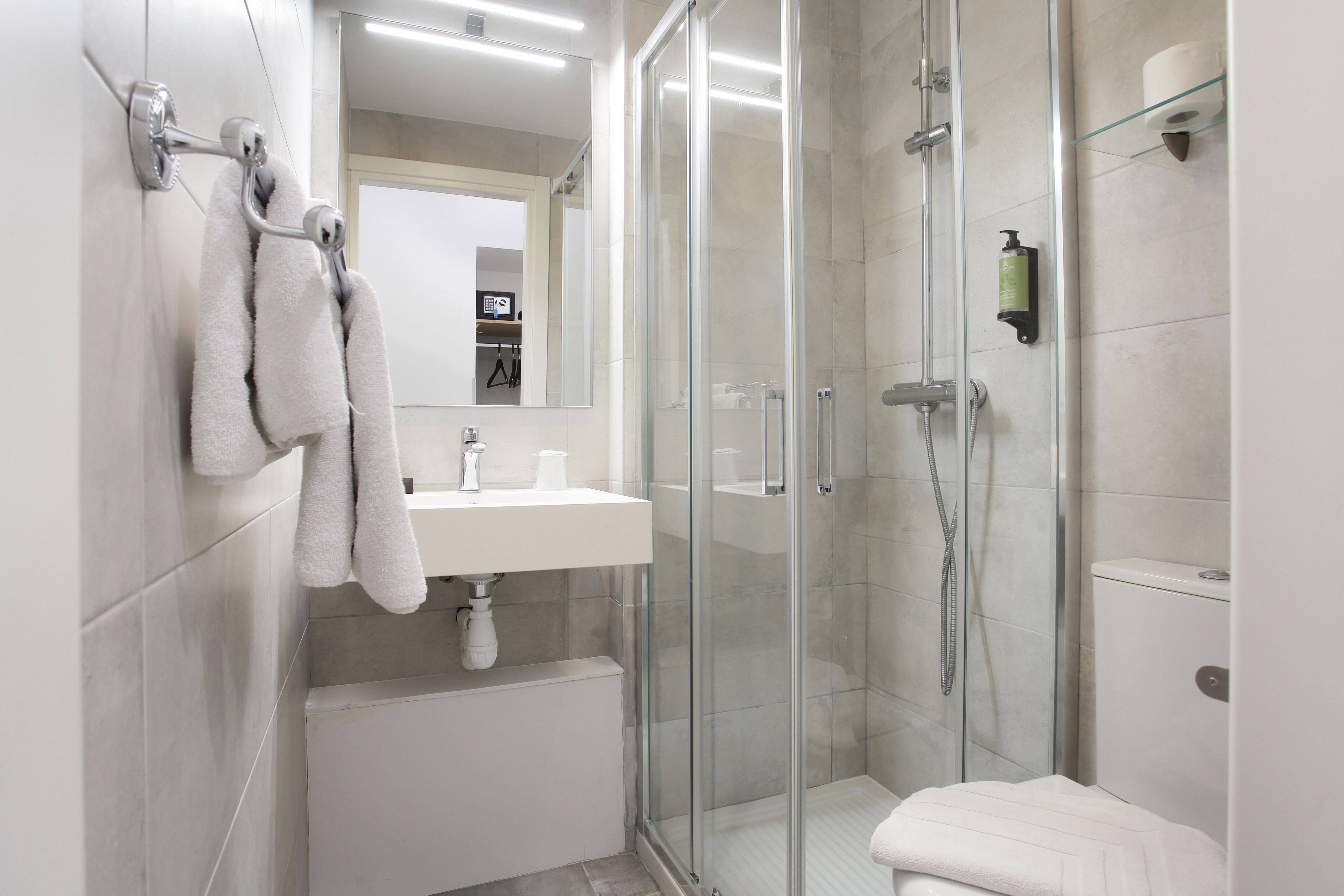 Classic Single Room | Bathroom | Shower, free toiletries, towels