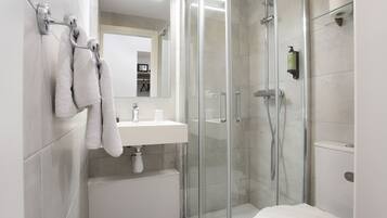 Classic Single Room | Bathroom | Shower, free toiletries, towels