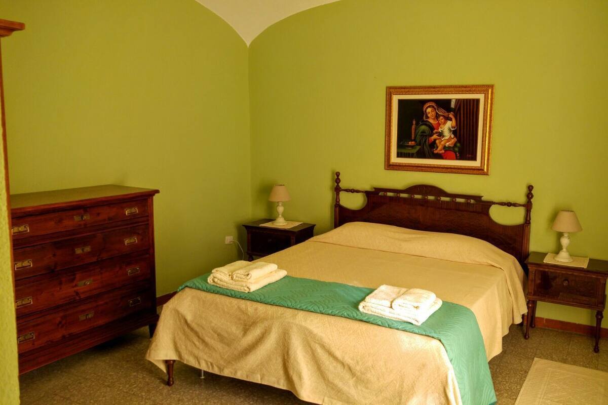 Double Room, Shared Bathroom | Cribs/infant beds, rollaway beds, bed sheets