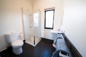 Shower, hair dryer, towels - Sawyers Bay Shacks (Blue Rocks)