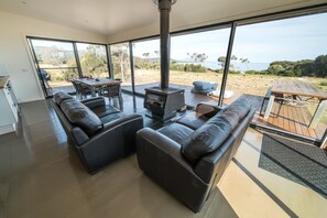 Casa (Small Shack) | Área de sala de estar | Televisión de pantalla plana, chimenea y reproductor de DVD 