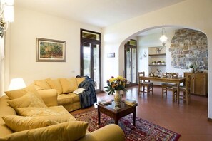 Family Apartment, 2 Bedrooms, Terrace, Ground Floor | Living room - Agriturismo Petrognano (Reggello)