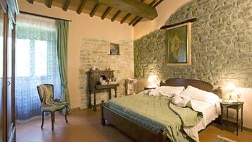 Traditional-Apartment, 2 Schlafzimmer, Küche, Turm | Zimmersafe, kostenloses WLAN, Bettwäsche