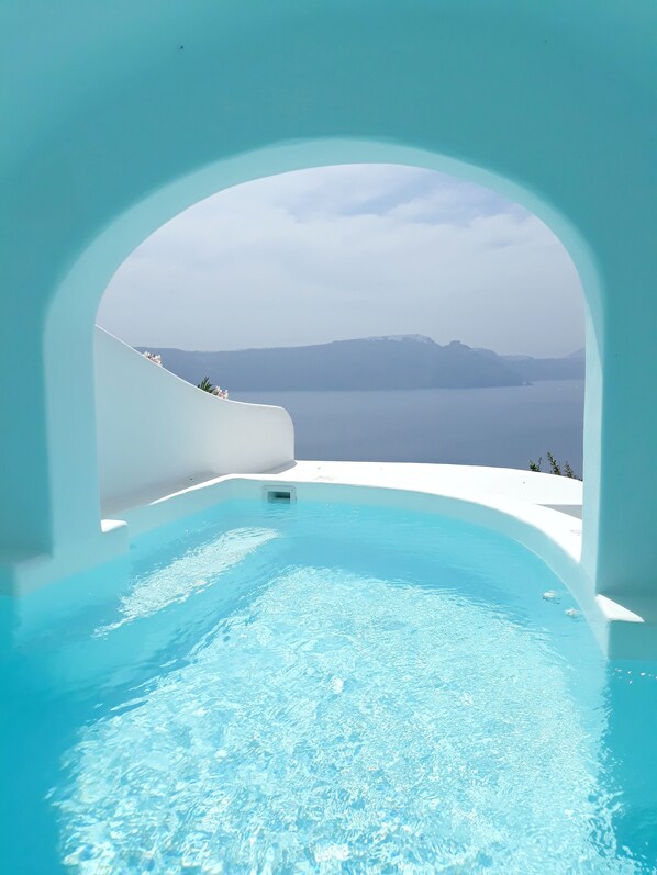 Honeymoon Suite, Plunge Pool, Caldera View | Vue de la chambre
