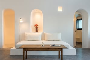 Suite, Plunge Pool, Caldera View (Elegant) | Living area