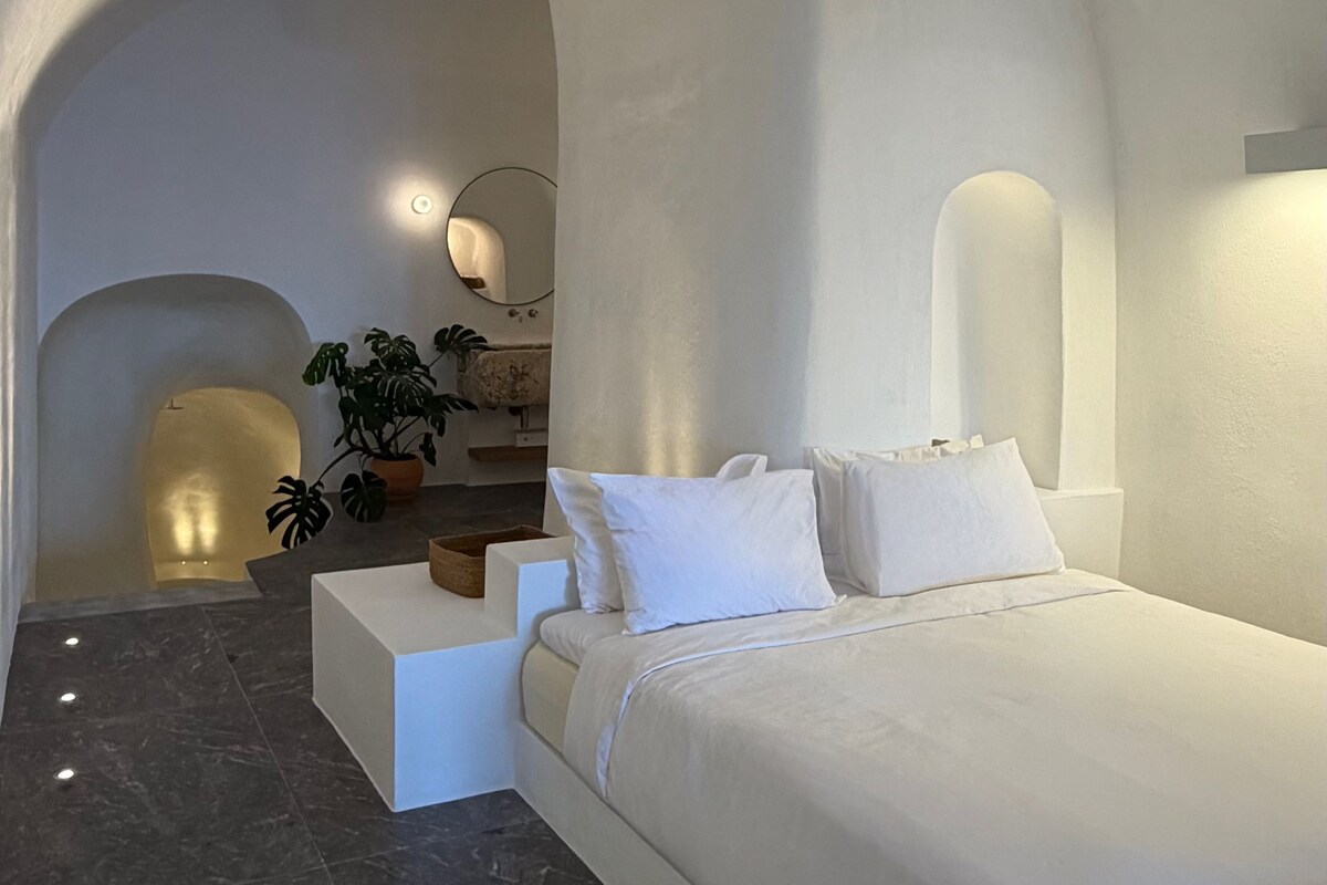 Suite, Outdoor Jetted Tub, Caldera View (Captain's) | Een minibar, een kluis op de kamer, een bureau, verduisterende gordijnen