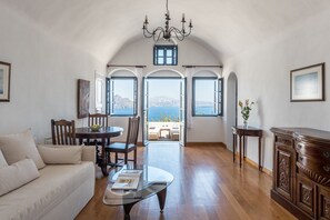 Suite, Outdoor Jetted Tub, Caldera View (Captain's) | Coin séjour | Station d'accueil iPod, livres, imprimantes