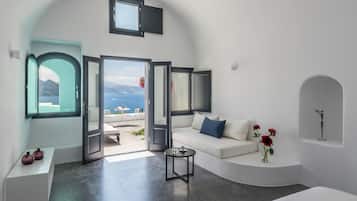 Honeymoon Suite, Plunge Pool, Caldera View | Coin séjour | Station d'accueil iPod