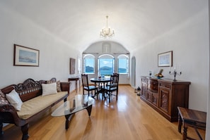 Suite, Outdoor Jetted Tub, Caldera View (Captain's) | Living area