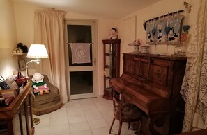 Comfort suite | Woonruimte | Een flatscreentelevisie