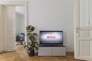 Apartamento luxo, vários quartos, cozinha (including cleaning fee) | Área de estar | TV de tela plana, Netflix