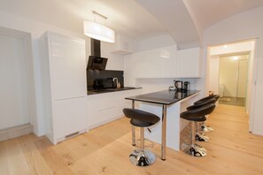 Refrigerador, horno, placa de cocina, lavavajillas