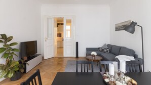 Leilighet – deluxe, flere soverom, kjøkken (including cleaning fee) | Oppholdsrom | Flatskjerm-TV og Netflix