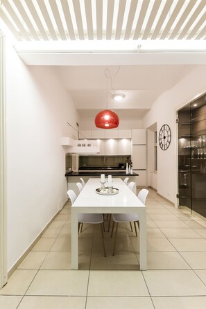 Exclusive Apartment, Multiple Bedrooms, Kitchen (including cleaning fee) | In-room dining - Blauhouse Apartments (Vienna)