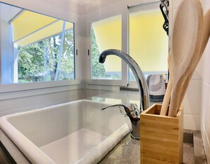 Appartement Luxe | Cuisine privée | Réfrigérateur, cafetière/bouilloire, bouilloire électrique, chaise haute