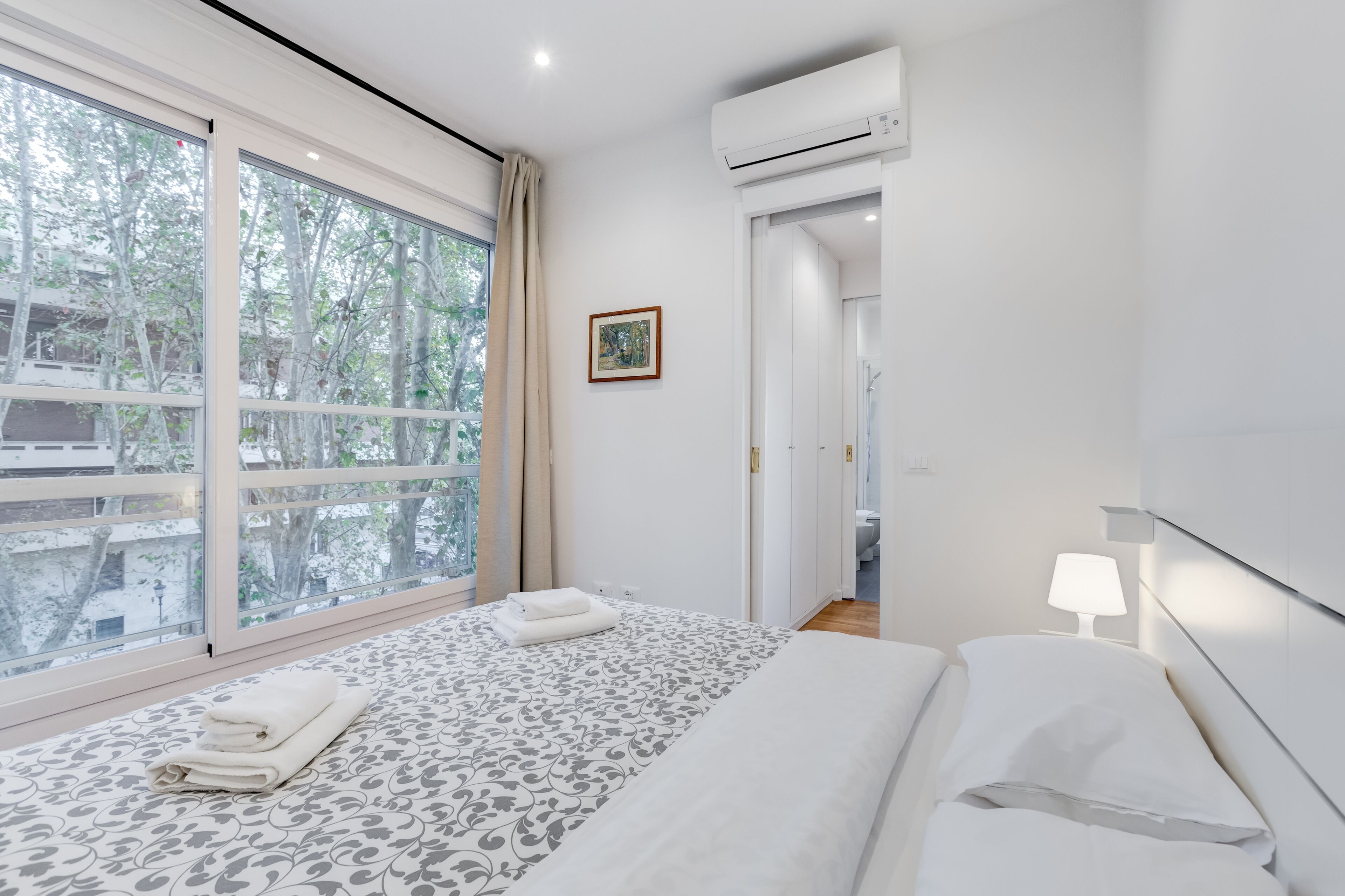 Luksushuoneisto | 1 makuuhuone, ylelliset vuodevaatteet, työpöytä, pimennysverhot