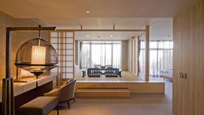 Un interior moderno con un banco de madera, una mesa y una lámpara colgante.