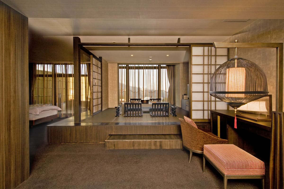 royal room, non smoking | living area | flat-screen tv