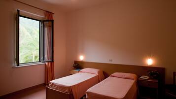 Een bureau, babybedden, gratis wifi, beddengoed