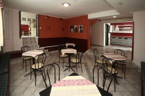 Breakfast (EUR 4.00 per person)
