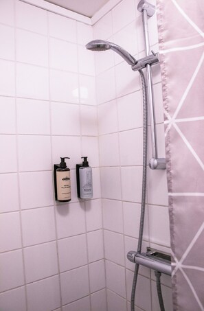 Bathroom shower - Adelsgatan Bed & Breakfast (Visby)