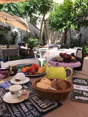 Se ofrece un desayuno a la carta todos los días (por un coste adicional)