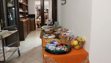 朝食 (郷土料理 、無料)