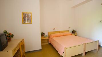 Double or Twin Room | Desk, WiFi (free), bed sheets