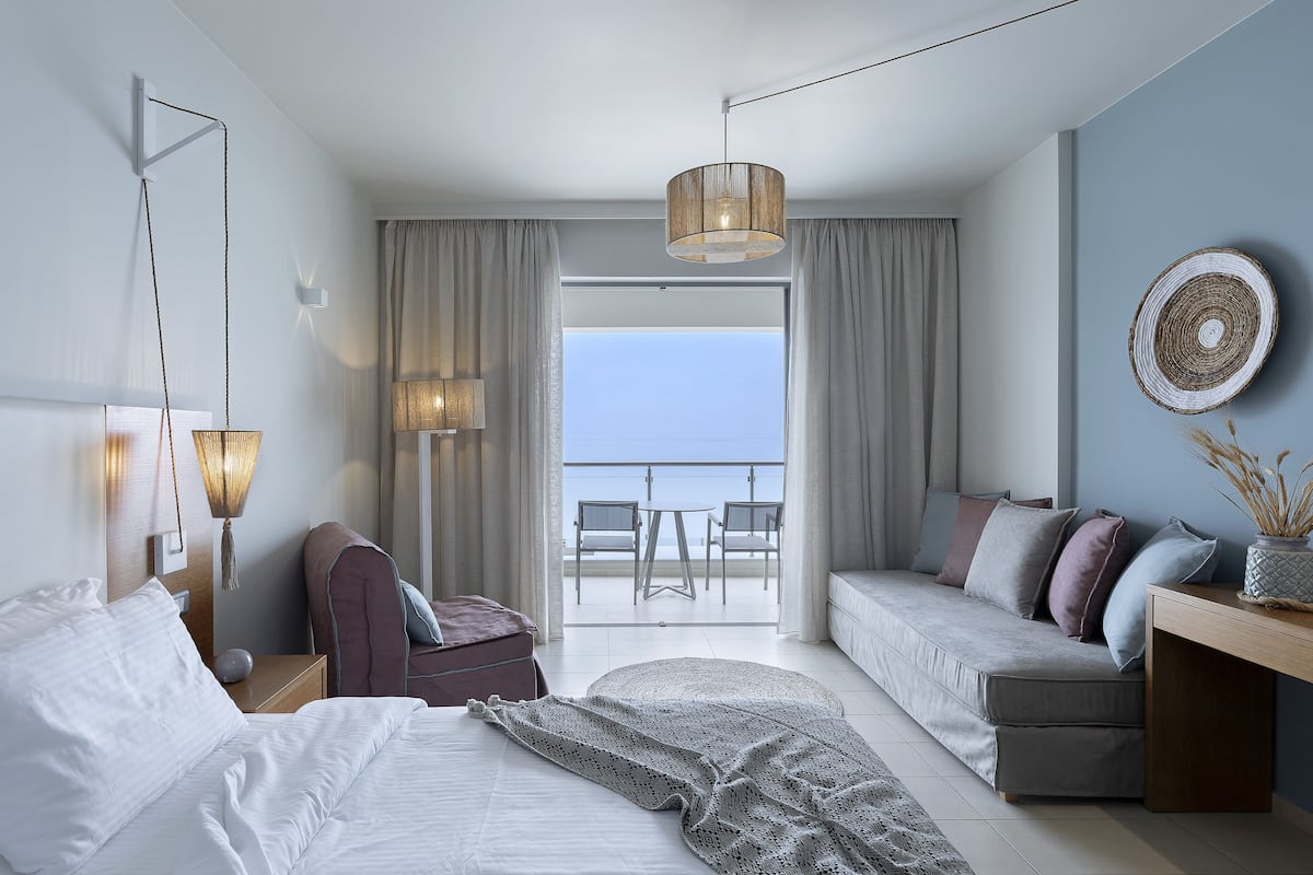 superior double room, sea view | 1 bedroom, premium bedding, minibar, in-room safe