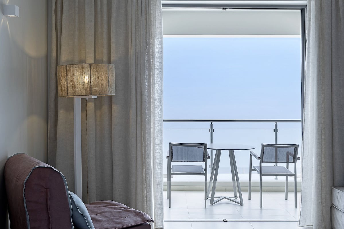 superior double room, sea view | 1 bedroom, premium bedding, minibar, in-room safe