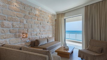 Suite – junior, sjøutsikt | Oppholdsrom | En 40-tommers smart-TV med Parabol-TV samt TV