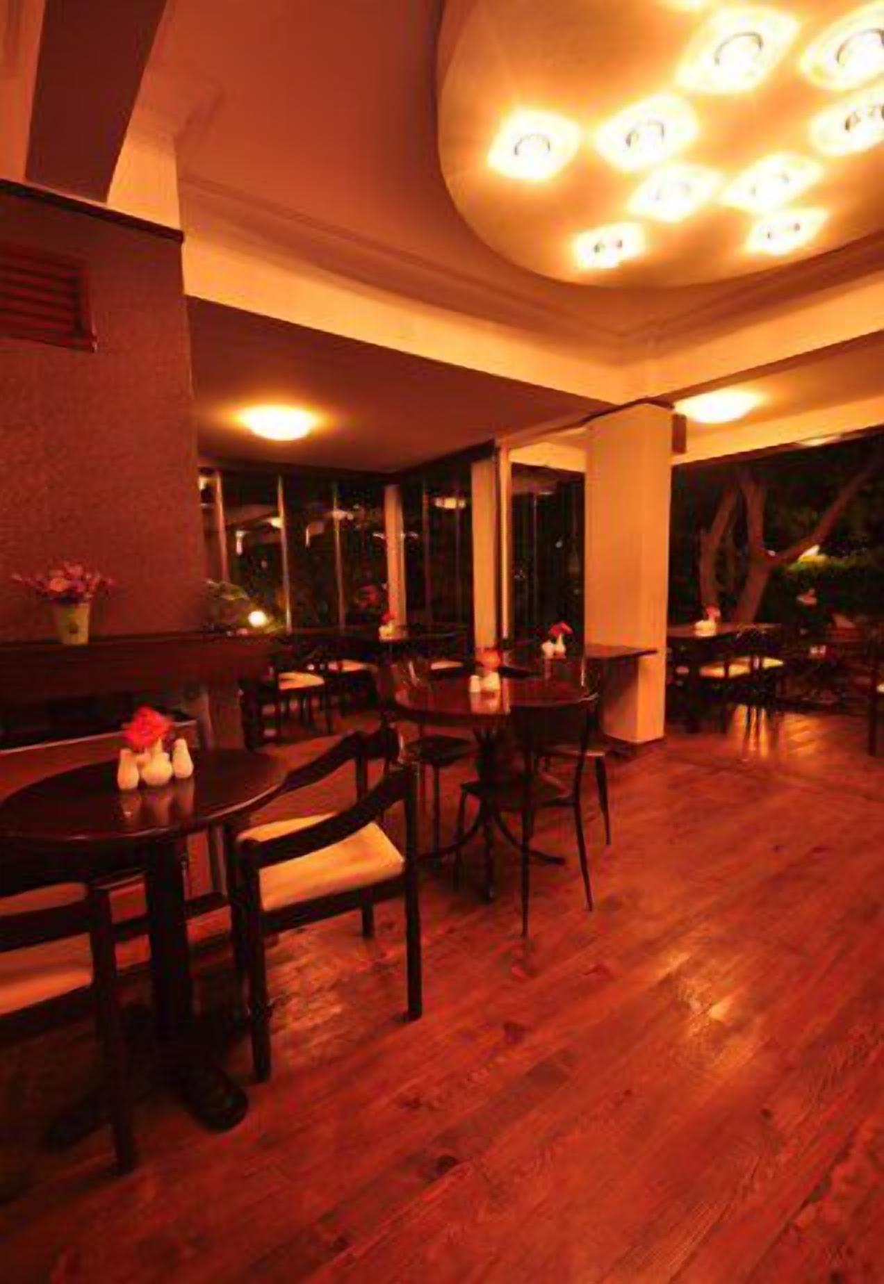 Melayani sarapan, makan siang, dan makan malam