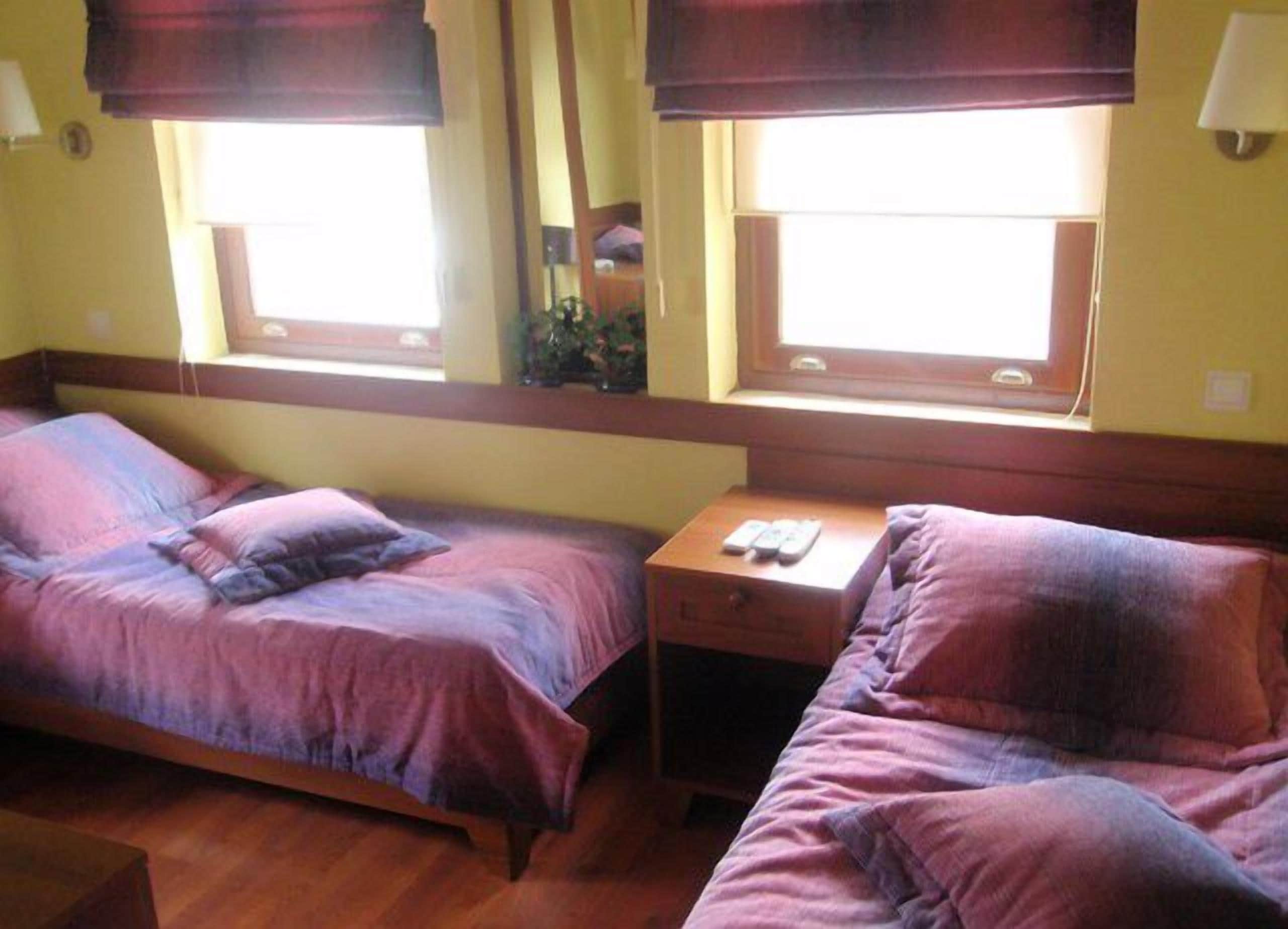 standard triple room | free wifi, bed sheets